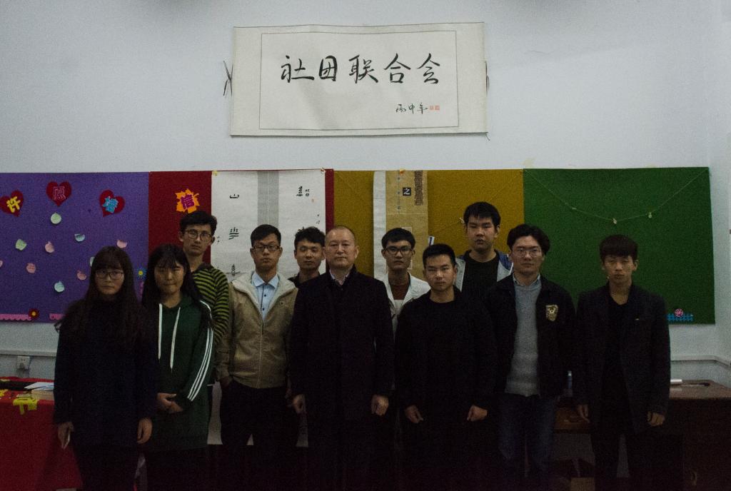 张永乐老师与公司学子合影留念